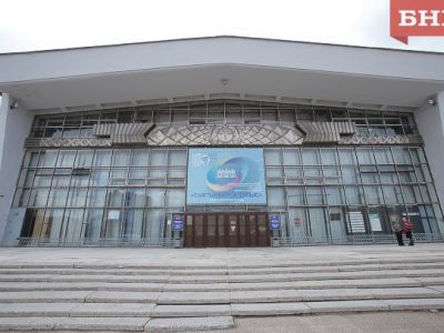 знаменитый фриз с солнцем на здании Театра оперы и балета Коми