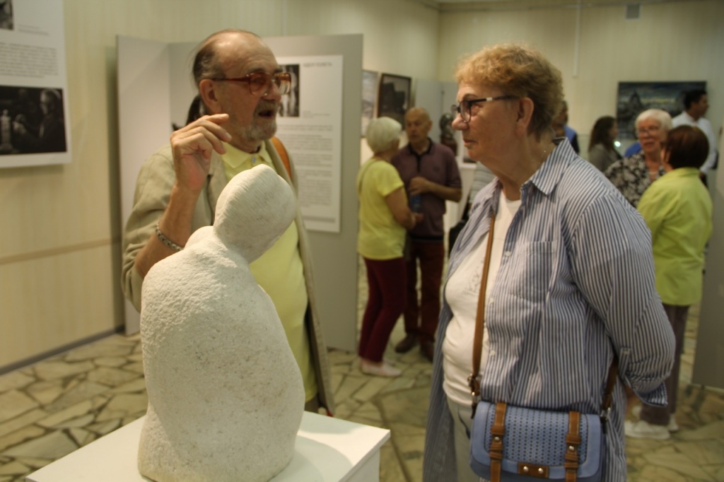 A8-YHYIBedY.jpg A8-YHYIBedY.jpg