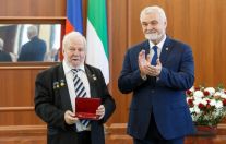 Глава региона Владимир Уйба вручил государственные награды.